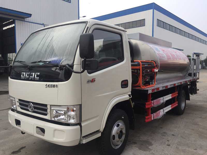 國(guó)六東風(fēng)多利卡4噸瀝青灑布車